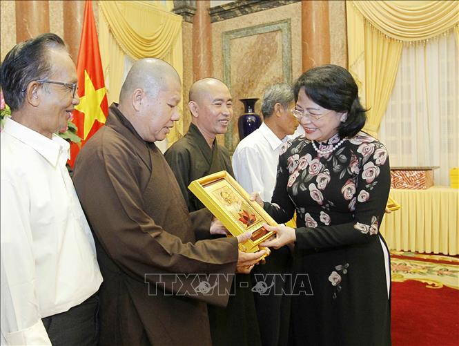 Trong ảnh: Phó Chủ tịch nước Đặng Thị Ngọc Thịnh tặng ảnh chân dung Chủ tịch Hồ Chí Minh cho các đại biểu. Ảnh: Văn Điệp – TTXVN