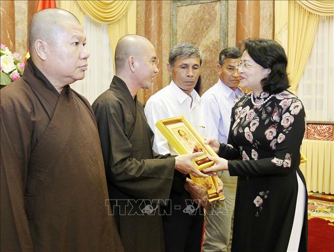 Trong ảnh: Phó Chủ tịch nước Đặng Thị Ngọc Thịnh tặng ảnh chân dung Chủ tịch Hồ Chí Minh cho các đại biểu. Ảnh: Văn Điệp – TTXVN