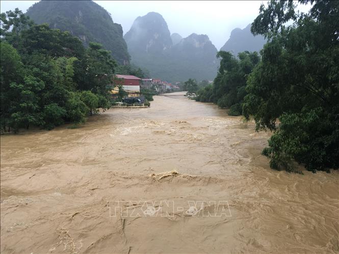 Trong ảnh: Nước sông Thương dâng cao ở thị trấn Đồng Mỏ, huyện Chi Lăng (ảnh chụp chiều 17/8/2018). Ảnh: Vũ Sinh - TTXVN