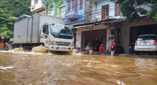 Trong ảnh: Đường giao thông qua thị trấn Đồng Mỏ, huyện Chi Lăng bị ngập sâu (ảnh chụp trưa 17/8). Ảnh: Hoàng Hùng - TTXVN