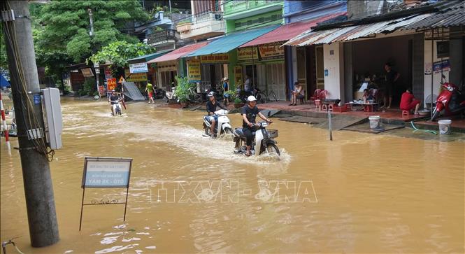 Trong ảnh: Đường giao thông tại thị trấn Đồng Mỏ, huyện Chi Lăng bị ngập sâu (ảnh chụp trưa 17/8). Ảnh: Hoàng Hùng - TTXVN