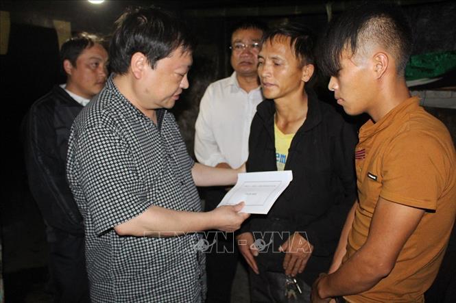 Trong ảnh: Giám đốc Sở Lao động, Thương binh và Xã hội Hà Giang Sùng Đại Hùng thăm hỏi, động viên và hỗ trợ gia đình em Sình Mí Sính bị đuổi nước thương tâm. Ảnh: Hoàng Yến-TTXVN phát.