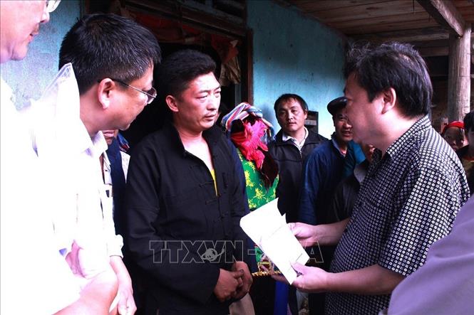 Trong ảnh: Giám đốc Sở Lao động, Thương binh và Xã hội Hà Giang Sùng Đại Hùng thăm hỏi, động viên gia đình vợ chồng anh Sùng Mí Vàng và vợ là Ly Thị Súng bị đuối nước thương tâm để lại 3 cháu nhỏ. Ảnh: Hoàng Yến-TTXVN phát.