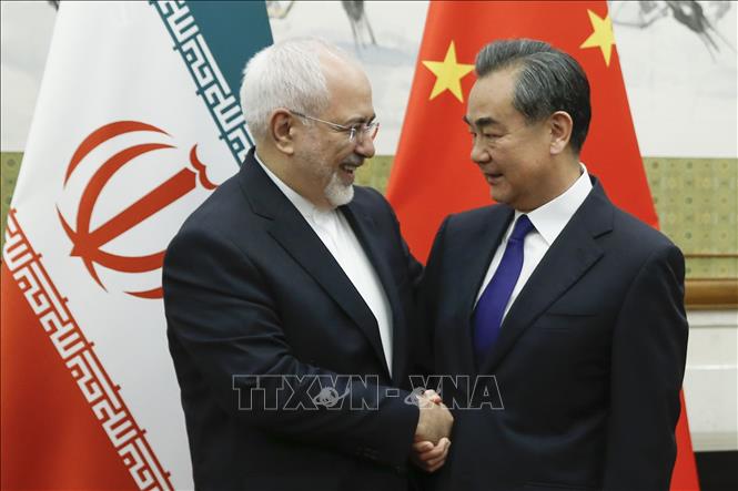 Trong ảnh (tư liệu): Ngoại trưởng Trung Quốc Vương Nghị (phải) và Ngoại trưởng Iran Mohammad Javad Zarif trong cuộc gặp tại Bắc Kinh, Trung Quốc ngày 13/5. Ảnh: AFP/ TTXVN