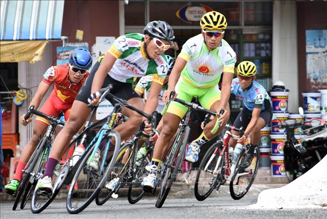 Trong ảnh: Các tay đua tranh tài ở vòng thi biểu diễn 25km vòng quanh quảng trường Trưng Nữ Vương, phường Mỹ Long, thành phố Long Xuyên, tỉnh An Giang. Ảnh: Công Mạo-TTXVN