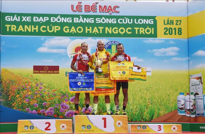 Trong ảnh: Tay đua Trịnh Đức Tâm đội Tập đoàn Lộc Trời (giữa) đoạt áo vàng chung cuộc. Ảnh: Công Mạo-TTXVN