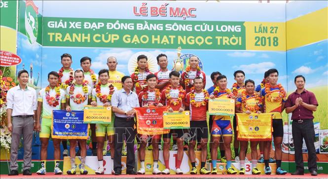 Trong ảnh: Đội VUS TP Hồ Chí Minh đoạt hạng Nhất, Đội Tập đoàn Lộc Trời đoạt hạng Nhì và đội Domesco Đồng Tháp đoạt hạng Ba nội dung đồng đội. Ảnh: Công Mạo-TTXVN