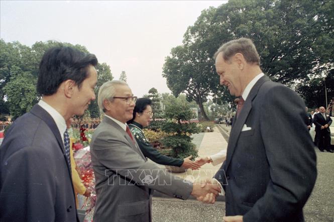 Trong ảnh: Thủ tướng Võ Văn Kiệt đón Thủ tướng Canada Jean Chrétien tại Hà Nội (16/11/1994). Ảnh: Minh Đạo –TTXVN
