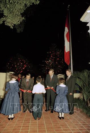 Trong ảnh: Thủ tướng Canada Jean Chrétien dự Lễ khánh thành Đại sứ quán Canada tại Hà Nội, tối 17/11/1994. Ảnh: Minh Đạo –TTXVN