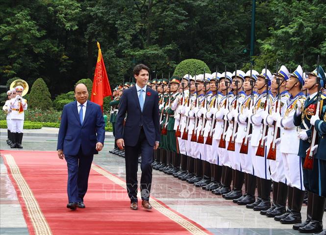 Trong ảnh: Thủ tướng Nguyễn Xuân Phúc và Thủ tướng Canada Justin Trudeau duyệt đội danh dự Quân đội nhân dân Việt Nam, chiều 8/11/2017, tại Hà Nội. Ảnh: Thống Nhất-TTXVN