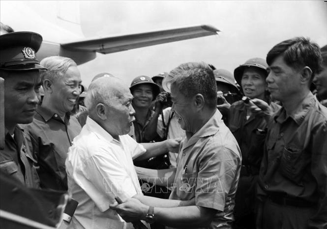 Trong ảnh: Ủy viên Bộ Chính trị BCH Trung ương Đảng Lao động miền Nam, Bí thư Đảng bộ miền Nam Phạm Hùng đón Đoàn đại biểu Đảng, Chính phủ do Chủ tịch Tôn Đức Thắng dẫn đầu vào Sài Gòn dự Lễ mừng chiến thắng, ngày 13/5/1975, tại sân bay Tân Sơn Nhất. Ảnh: Văn Bảo - TTXVN