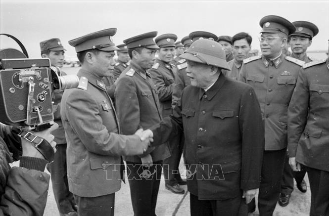 Trong ảnh: Chủ tịch Tôn Đức Thắng đến thăm bộ đội Không quân nhân dịp Tết Bính Thìn (ngày 28/01/1976). Ảnh: Thế Trung - TTXVN