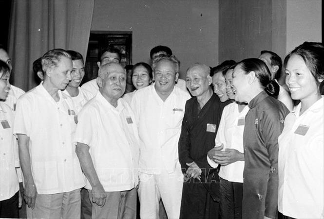 Trong ảnh: Chủ tịch Tôn Đức Thắng với các đại biểu tại Kỳ họp thứ nhất Quốc hội khóa VI (1976). Ảnh: TTXVN