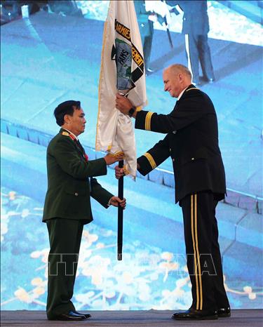 Trong ảnh: Đại tướng Robert B.Brown, Tư lệnh Bộ Tư lệnh Lục quân Thái Bình Dương (Hoa Kỳ) trao cờ PAMS - 42 cho Thượng tướng Phạm Hồng Hương, Phó Tổng Tham mưu trưởng Quân đội nhân dân Việt Nam.  Ảnh: Dương Giang - TTXVN