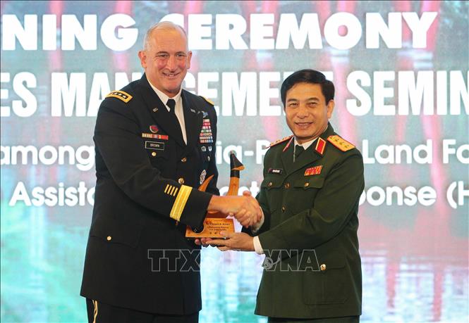 Trong ảnh: Đại tướng Robert B.Brown, Tư lệnh Lục quân Thái Bình Dương Hoa Kỳ tặng quà lưu niệm cho Thượng tướng Phan Văn Giang, Tổng Tham mưu trưởng, Thứ trưởng Bộ Quốc phòng. Ảnh: Dương Giang – TTXVN