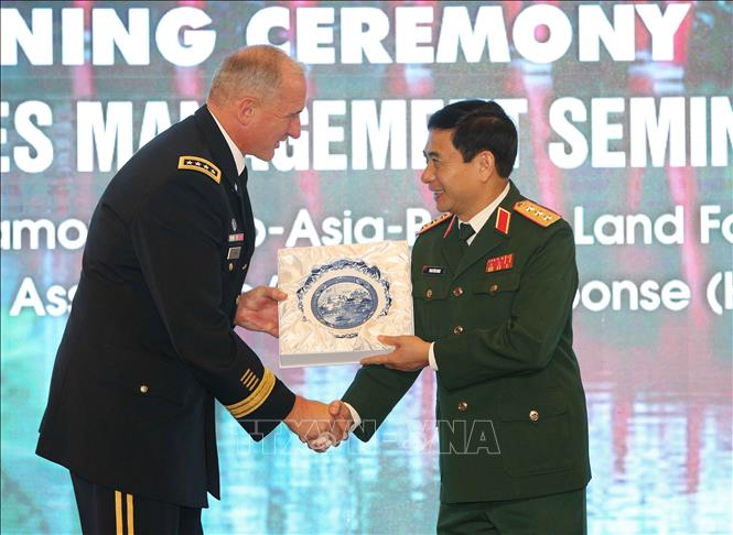 Trong ảnh: Thượng tướng Phan Văn Giang, Tổng Tham mưu trưởng, Thứ trưởng Bộ Quốc phòng tặng quà lưu niệm cho Đại tướng Robert B.Brown, Tư lệnh Lục quân Thái Bình Dương Hoa Kỳ. Ảnh: Dương Giang – TTXVN