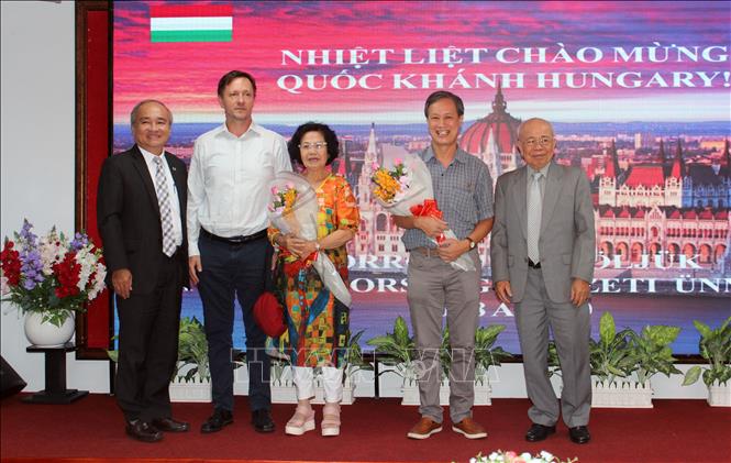Trong ảnh: Đại diện hội viên Hội hữu nghị Việt Nam-Hungary Thành phố Hồ Chí Minh chụp ảnh lưu niệm. Ảnh: Xuân Khu-TTXVN