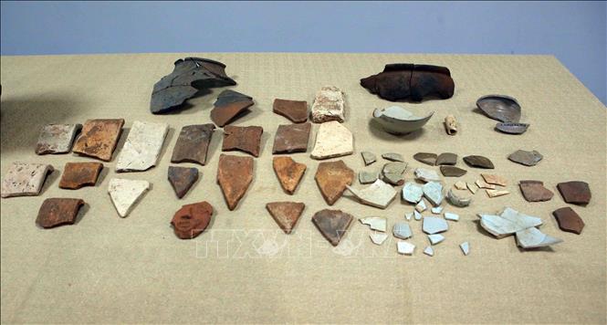 Trong ảnh: Các di vật gạch ngói, gốm được tìm thấy trong đợt khai quật lần thứ 3. Ảnh: Trần Lê Lâm - TTXVN