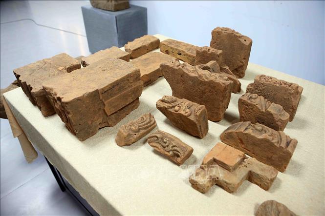 Trong ảnh: Các di vật trang trí được tìm thấy trong đợt khai quật lần thứ 3. Ảnh: Trần Lê Lâm - TTXVN