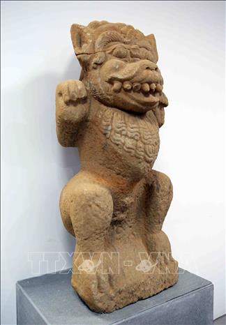 Trong ảnh: Tượng sư tử đá được tìm thấy trong đợt khai quật lần thứ 3. Ảnh: Trần Lê Lâm - TTXVN