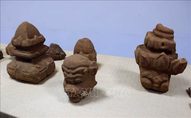 Trong ảnh: Các di vật trang trí được tìm thấy trong đợt khai quật lần thứ 3. Ảnh: Trần Lê Lâm - TTXVN