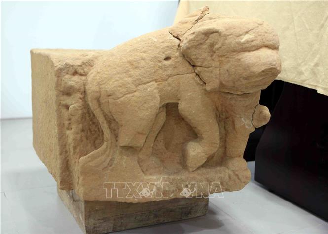 Trong ảnh: Tượng voi đá trên bệ trụ được tìm thấy trong đợt khai quật lần thứ 3. Ảnh: Trần Lê Lâm - TTXVN