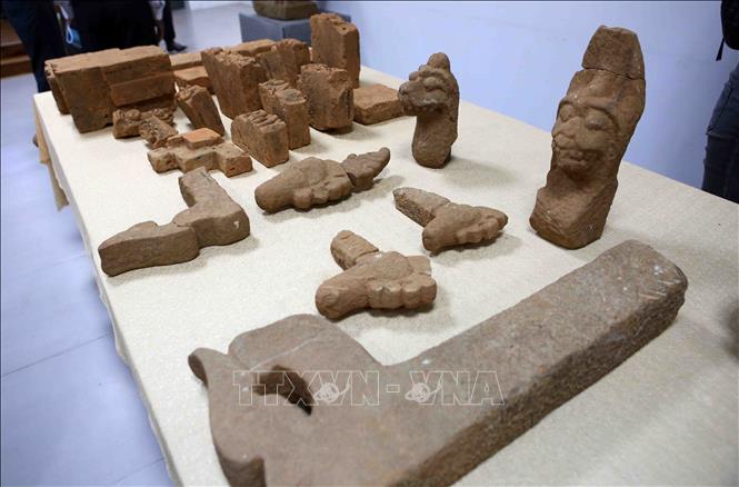 Trong ảnh: Các di vật trang trí được tìm thấy trong đợt khai quật lần thứ 3. Ảnh: Trần Lê Lâm - TTXVN
