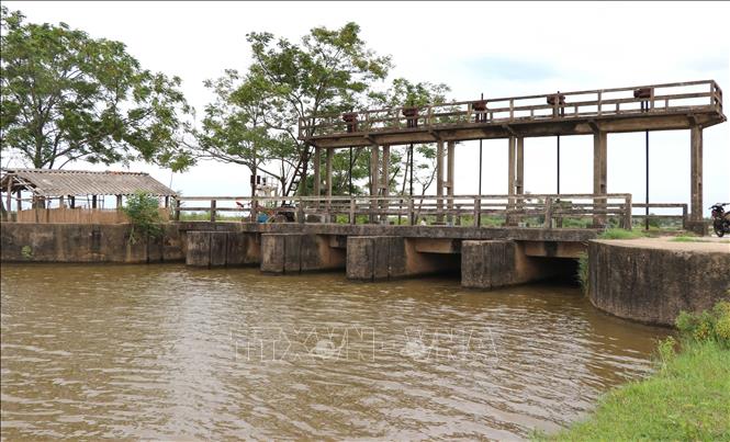 Trong ảnh: Hệ thống cống giữ và tiêu thoát nước. Ảnh: Nguyên Lý-TTXVN