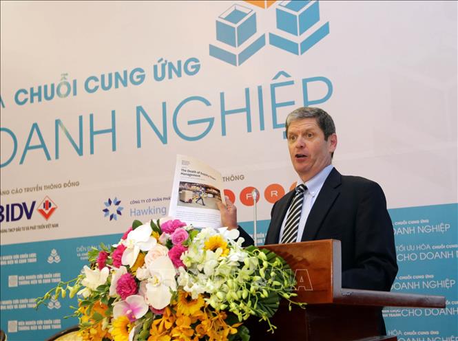 Trong ảnh: Ông Jay Forenberry, chuyên gia kinh tế trình bày tham luận tại diễn đàn. Ảnh: Trần Việt - TTXVN