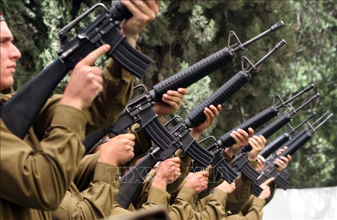 Trong ảnh (tư liệu): Binh sĩ Israel giương súng trong một buổi lễ ở Jerusalem ngày 1/5/2017. Ảnh: AFP/TTXVN