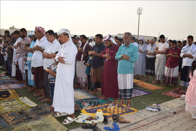 Trong ảnh: Người Hồi giáo cầu nguyện tại Aden, Yemen trong ngày đầu tiên của dịp lễ Eid al-Adha ngày 21/8. Ảnh: THX/TTXVN