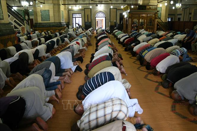 Trong ảnh: Người Hồi giáo cầu nguyện tại Tunis,Tunisia trong ngày đầu tiên của dịp lễ Eid al-Adha ngày 21/8. Ảnh: THX/TTXVN