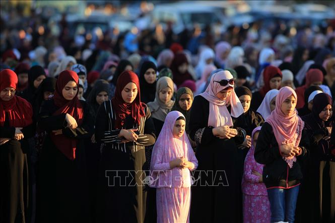 Trong ảnh: Người Hồi giáo cầu nguyện tại Amman, Jordan trong ngày đầu tiên của dịp lễ Eid al-Adha ngày 21/8. Ảnh: THX/TTXVN