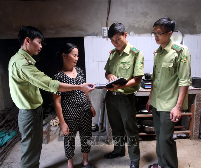 Trong ảnh: Lực lượng Kiểm lâm Khu Bảo tồn thiên nhiên Kim Hỷ tuyên truyền luật bảo vệ rừng cho người dân. Ảnh: Đức Hiếu - TTXVN