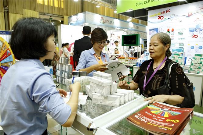 Trong ảnh: Các đại biểu tham quan triển lãm. Ảnh: Dương Ngọc – TTXVN