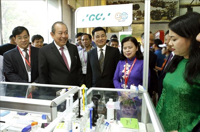 Trong ảnh: Phó Thủ tướng thường trực Chính phủ Trương Hòa Bình cùng các đại biểu tham quan triển lãm. Ảnh: Dương Ngọc – TTXVN