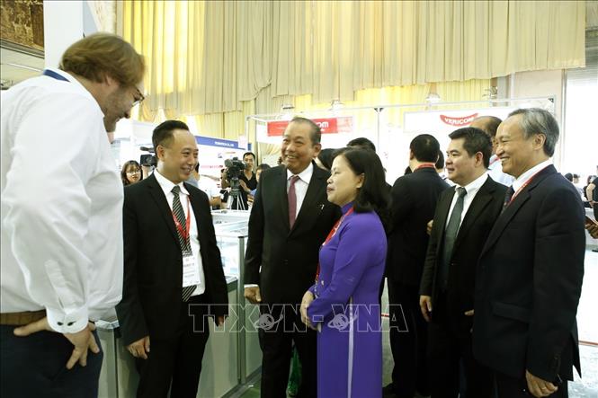 Trong ảnh: Phó Thủ tướng thường trực Chính phủ Trương Hòa Bình cùng các đại biểu tham quan triển lãm. Ảnh: Dương Ngọc – TTXVN
