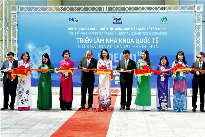Trong ảnh: Phó Thủ tướng thường trực Chính phủ Trương Hòa Bình cùng các đại biểu cắt băng khai mạc triển lãm. Ảnh: Dương Ngọc – TTXVN