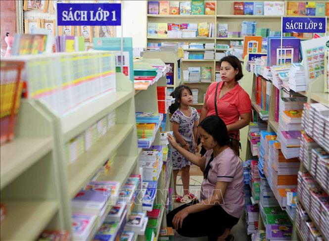 Trong ảnh: Sách giáo khoa đầu cấp như lớp 1, 6, 10 sẽ được cung ứng đầy đủ tại hệ thống cửa hàng của Nhà Xuất bản Giáo dục Việt Nam. Ảnh: Thanh Tùng-TTXVN