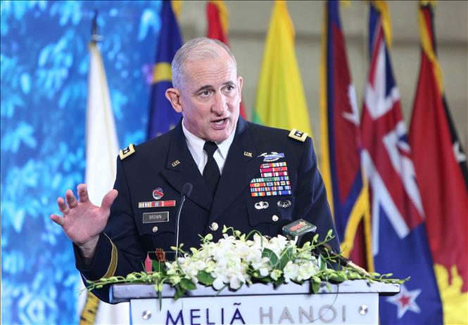 Trong ảnh: Đại tướng Robert B.Brown, Tư lệnh Bộ Tư lệnh Lục Quân Thái Bình Dương Hoa Kỳ phát biểu tại lễ bế mạc. Ảnh: Dương Giang - TTXVN