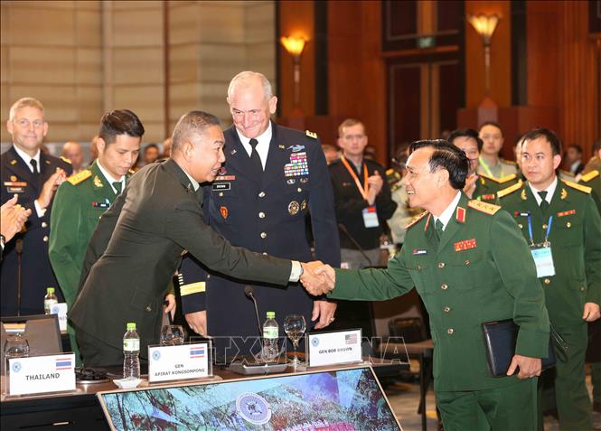 Trong ảnh: Thượng tướng Phạm Hồng Hương, Phó Tổng Tham mưu trưởng Quân đội nhân dân Việt Nam gặp gỡ các đại biểu. Ảnh: Dương Giang - TTXVN