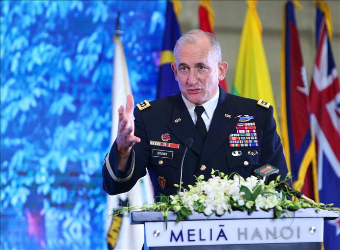 Trong ảnh: Đại tướng Robert B.Brown, Tư lệnh Bộ Tư lệnh Lục Quân Thái Bình Dương Hoa Kỳ phát biểu tại lễ bế mạc. Ảnh: Dương Giang - TTXVN