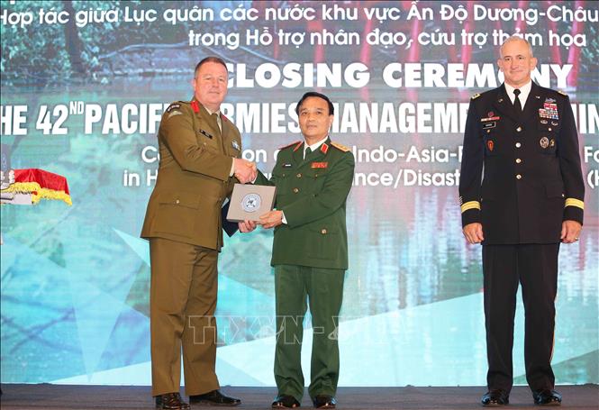 Trong ảnh: Thượng tướng Phạm Hồng Hương, Phó Tổng Tham mưu trưởng trao chứng chỉ cho đại diện các nước tham dự. Ảnh: Dương Giang - TTXVN