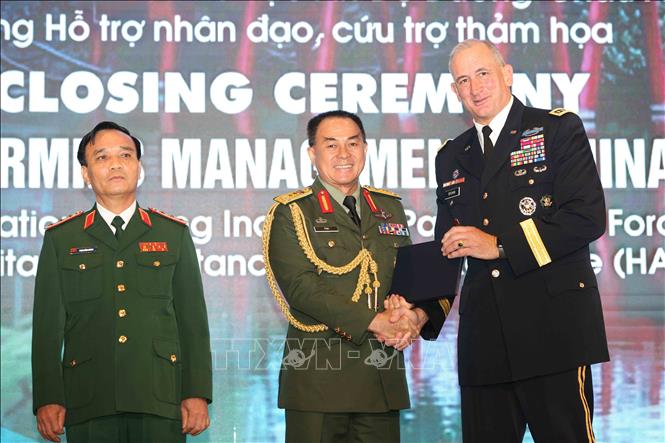 Trong ảnh: Thượng tướng Phạm Hồng Hương, Phó Tổng Tham mưu trưởng và Đại tướng Robert B.Brown, Tư lệnh Bộ Tư lệnh Lục Quân Thái Bình Dương Hoa Kỳ trao chứng chỉ cho đại diện các nước tham dự. Ảnh: Dương Giang - TTXVN