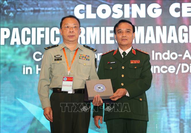 Trong ảnh: Thượng tướng Phạm Hồng Hương, Phó Tổng Tham mưu trưởng Quân đội nhân dân Việt Nam trao chứng chỉ cho đại diện các nước tham dự. Ảnh: Dương Giang - TTXVN