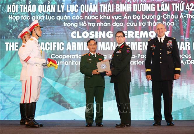 Trong ảnh: Thượng tướng Phạm Hồng Hương, Phó Tổng Tham mưu trưởng và Đại tướng Robert B.Brown, Tư lệnh Bộ Tư lệnh Lục Quân Thái Bình Dương Hoa Kỳ trao chứng chỉ cho đại diện các nước tham dự. Ảnh: Dương Giang - TTXVN