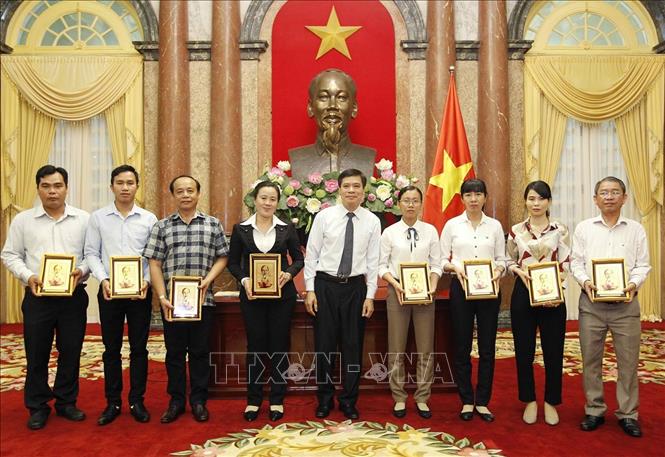 Trong ảnh: Phó Chủ nhiệm Văn phòng Chủ tịch nước Chu Văn Yêm tặng quà của Phó Chủ tịch nước cho các đại biểu. Ảnh: Văn Điệp -TTXVN 