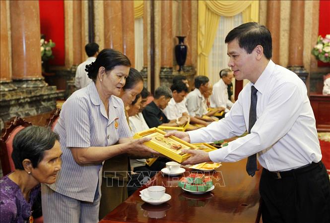 Trong ảnh: Phó Chủ nhiệm Văn phòng Chủ tịch nước Chu Văn Yêm tặng quà của Phó Chủ tịch nước cho các đại biểu. Ảnh: Văn Điệp –TTXVN 