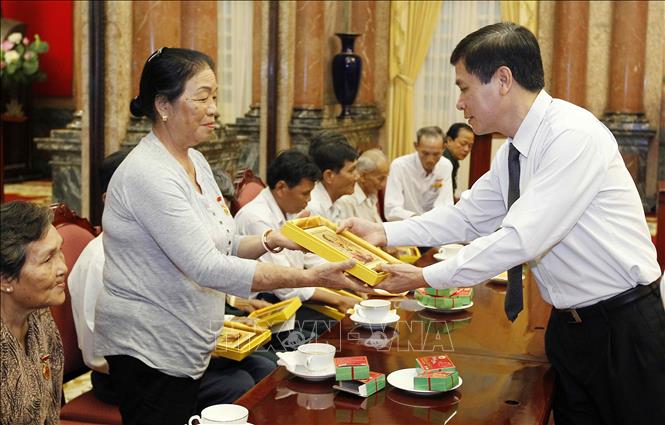 Trong ảnh: Phó Chủ nhiệm Văn phòng Chủ tịch nước Chu Văn Yêm tặng quà của Phó Chủ tịch nước cho các đại biểu. Ảnh: Văn Điệp -TTXVN 