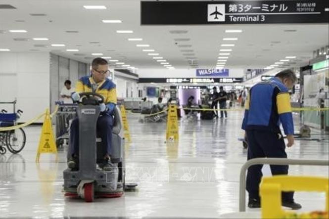 Trong ảnh: Các nhân viên người nước ngoài làm công việc dọn vệ sinh tại sân bay Narita, Nhật Bản. Ảnh: Kyodo/TTXVN